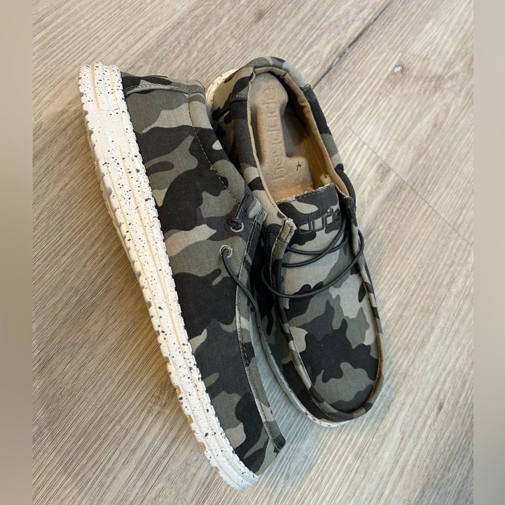 Heydude men’s size11 slip-ons